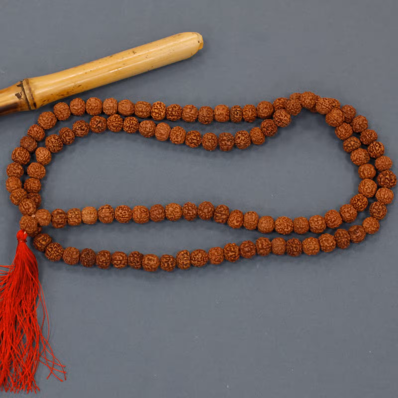 Rudraksha Mala (108 kralen) met rode kwast - Bruin miniatuur 2